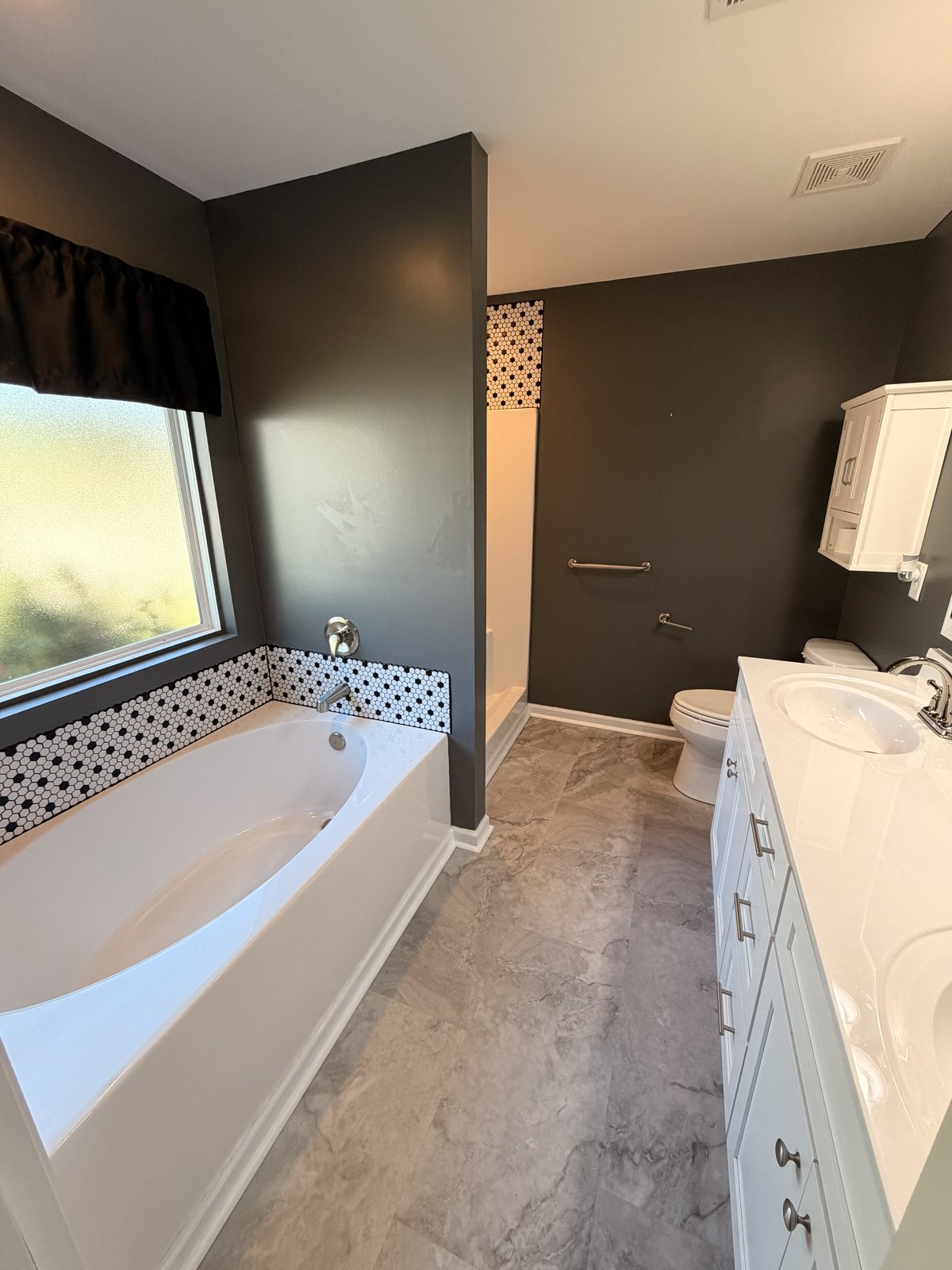 Bathroom before JICON remodel — dated tub and fiberglass shower